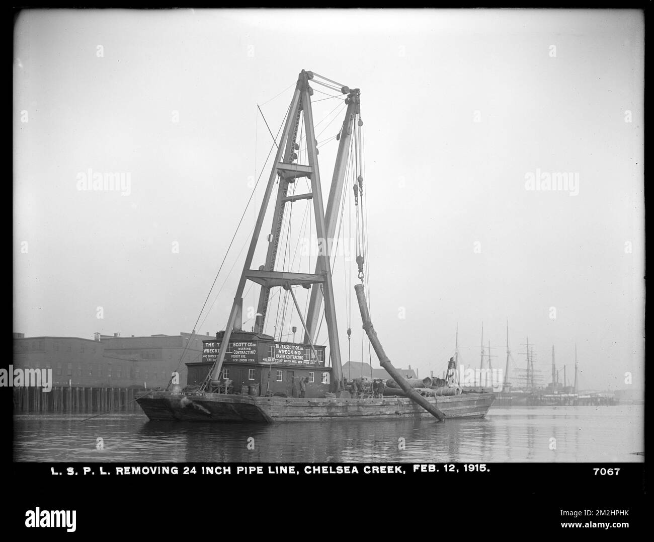 Verteilerabteilung, Low-Service-Rohrleitungen, Entfernen eines 24-Zoll-Rohrs, Chelsea Creek, Chelsea, Massachusetts, 12. Februar 1915, Wasserwerke, Rohrleitungen, Baustellen Stockfoto