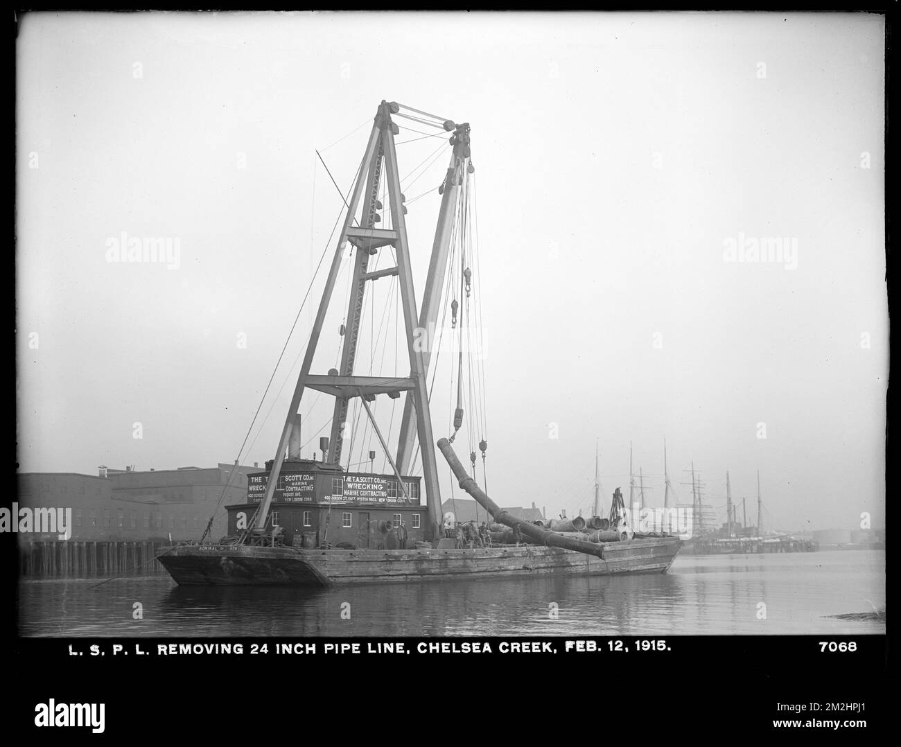 Verteilerabteilung, Low-Service-Rohrleitungen, Entfernen eines 24-Zoll-Rohrs, Chelsea Creek, Chelsea, Massachusetts, 12. Februar 1915, Wasserwerke, Rohrleitungen, Baustellen Stockfoto