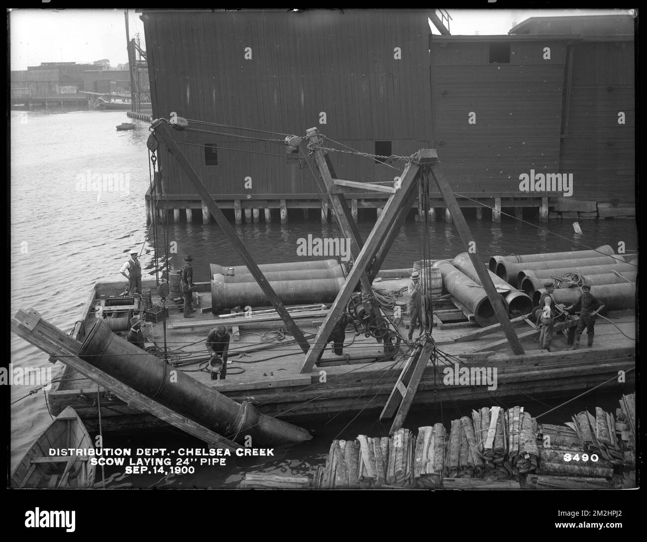 Verteilerabteilung, Low Service Pipe Lines, Scow verlegen 24-Zoll-Rohre, Chelsea Creek; Chelsea; East Boston, Mass., 14. September 1900, Wasserwerke, Rohrleitungen, Baustellen Stockfoto