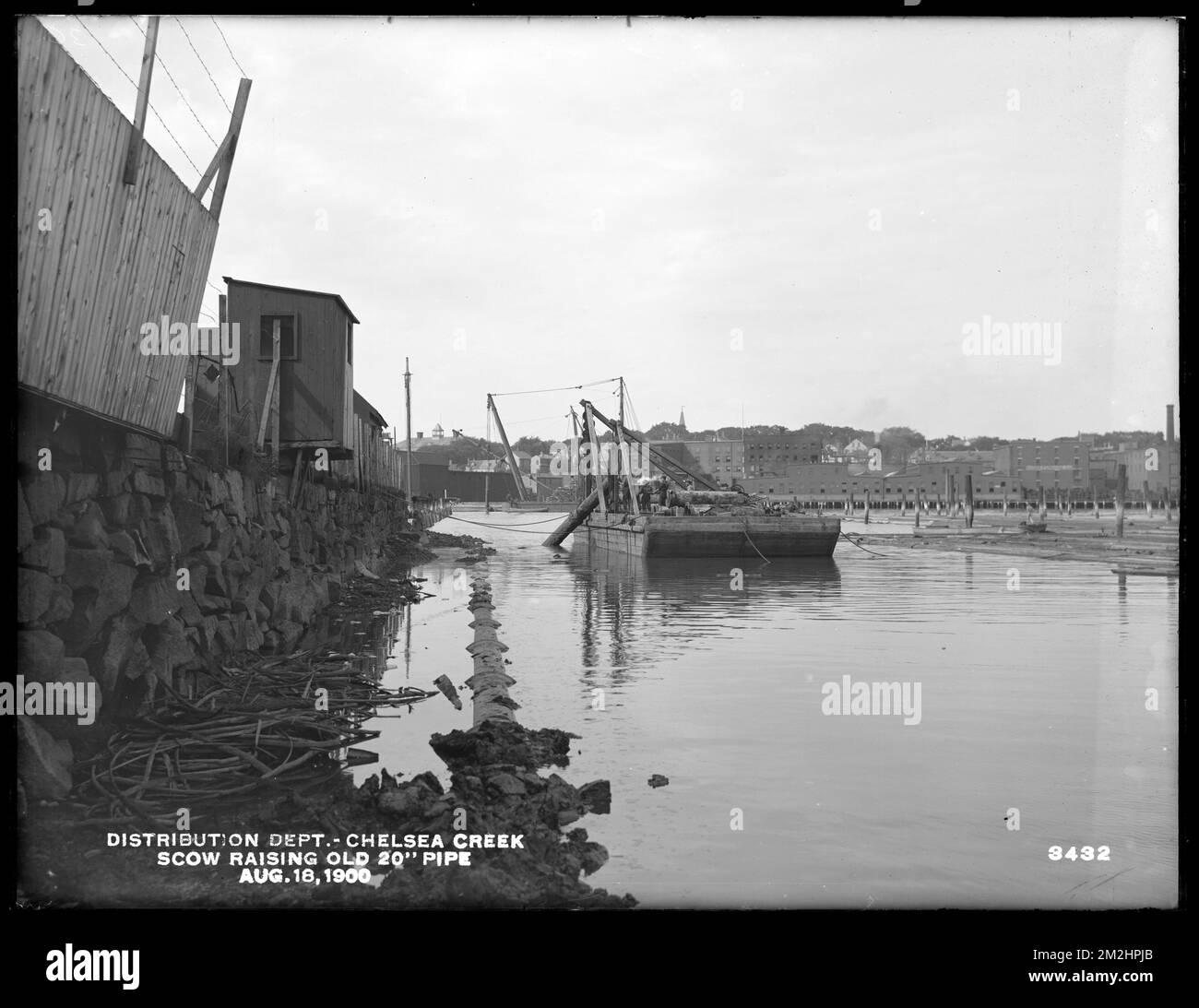 Vertriebsabteilung, Low Service Pipe Lines, alte 20-Zoll-Rohrleitung, Chelsea Creek; Chelsea; East Boston, Massachusetts, 18. August 1900, Wasserwerke, Rohrleitungen, Baustellen Stockfoto