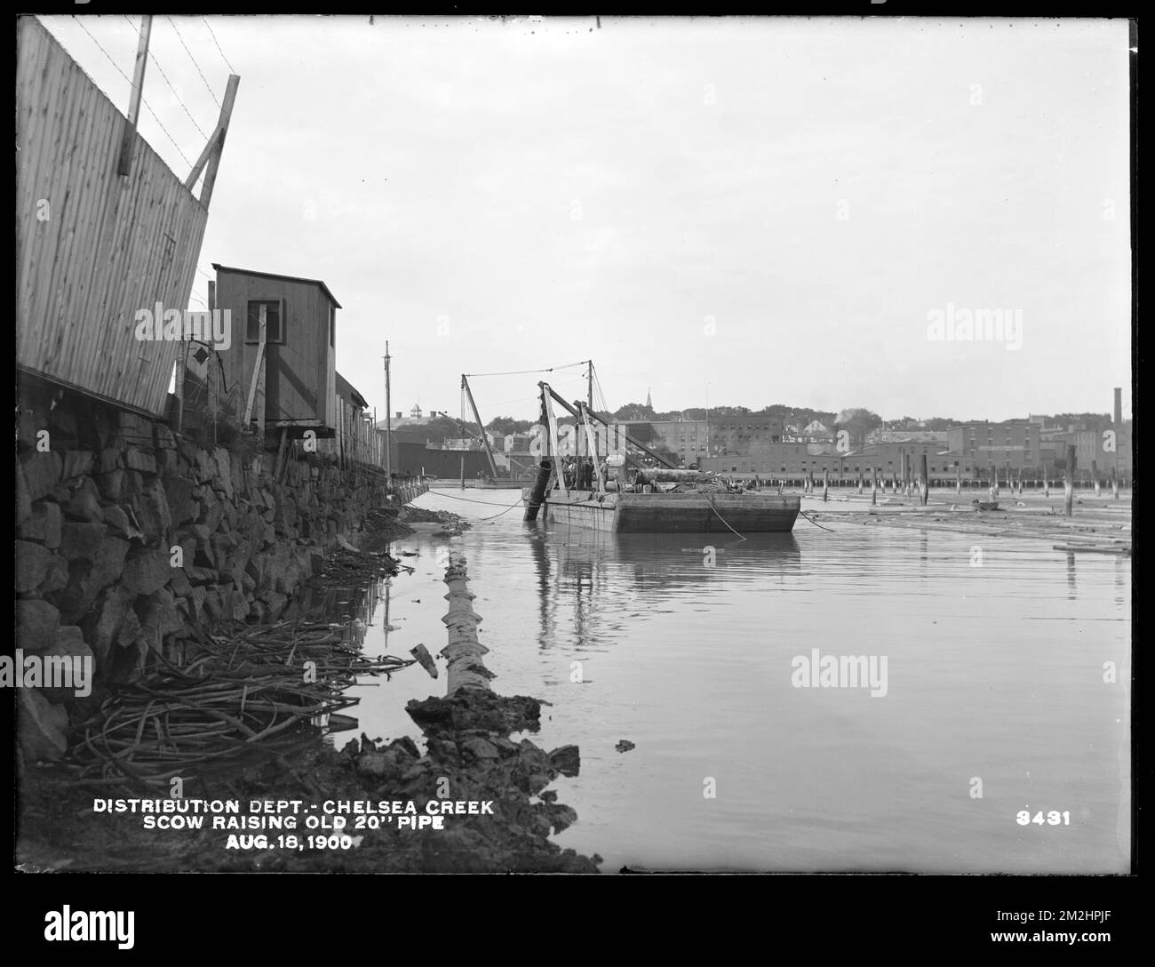 Vertriebsabteilung, Low Service Pipe Lines, alte 20-Zoll-Rohrleitung, Chelsea Creek; Chelsea; East Boston, Massachusetts, 18. August 1900, Wasserwerke, Rohrleitungen, Baustellen Stockfoto