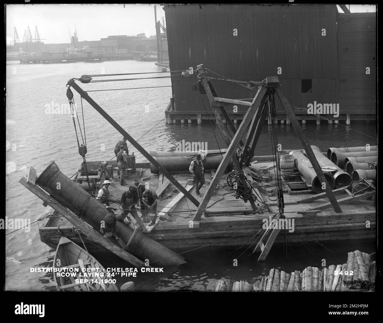 Verteilerabteilung, Low Service Pipe Lines, Scow verlegen 24-Zoll-Rohre, Chelsea Creek; Chelsea; East Boston, Mass., 14. September 1900, Wasserwerke, Rohrleitungen, Baustellen Stockfoto