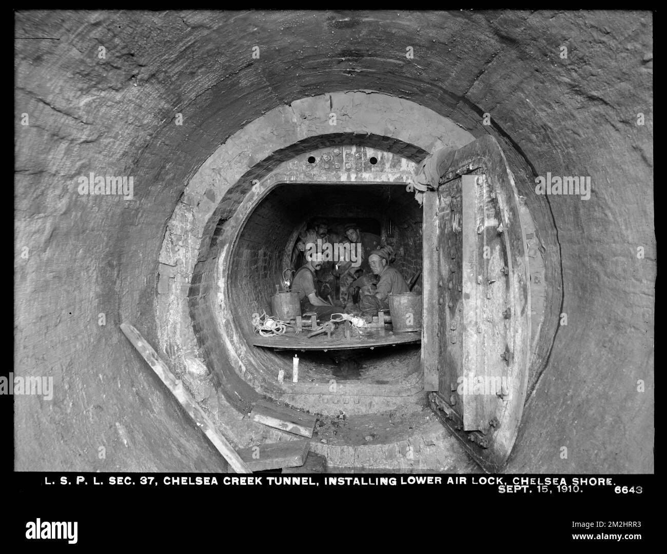 Verteilerabteilung, Low Service Pipe Lines, Section 37, Chelsea Creek Tunnel, Installation der unteren Luftschleuse, Chelsea Shore, Chelsea, Mass., September 15, 1910 , Wasserwerke, Wassertunnel, Baustellen, Luftschleusen, luftdichte Räume Stockfoto