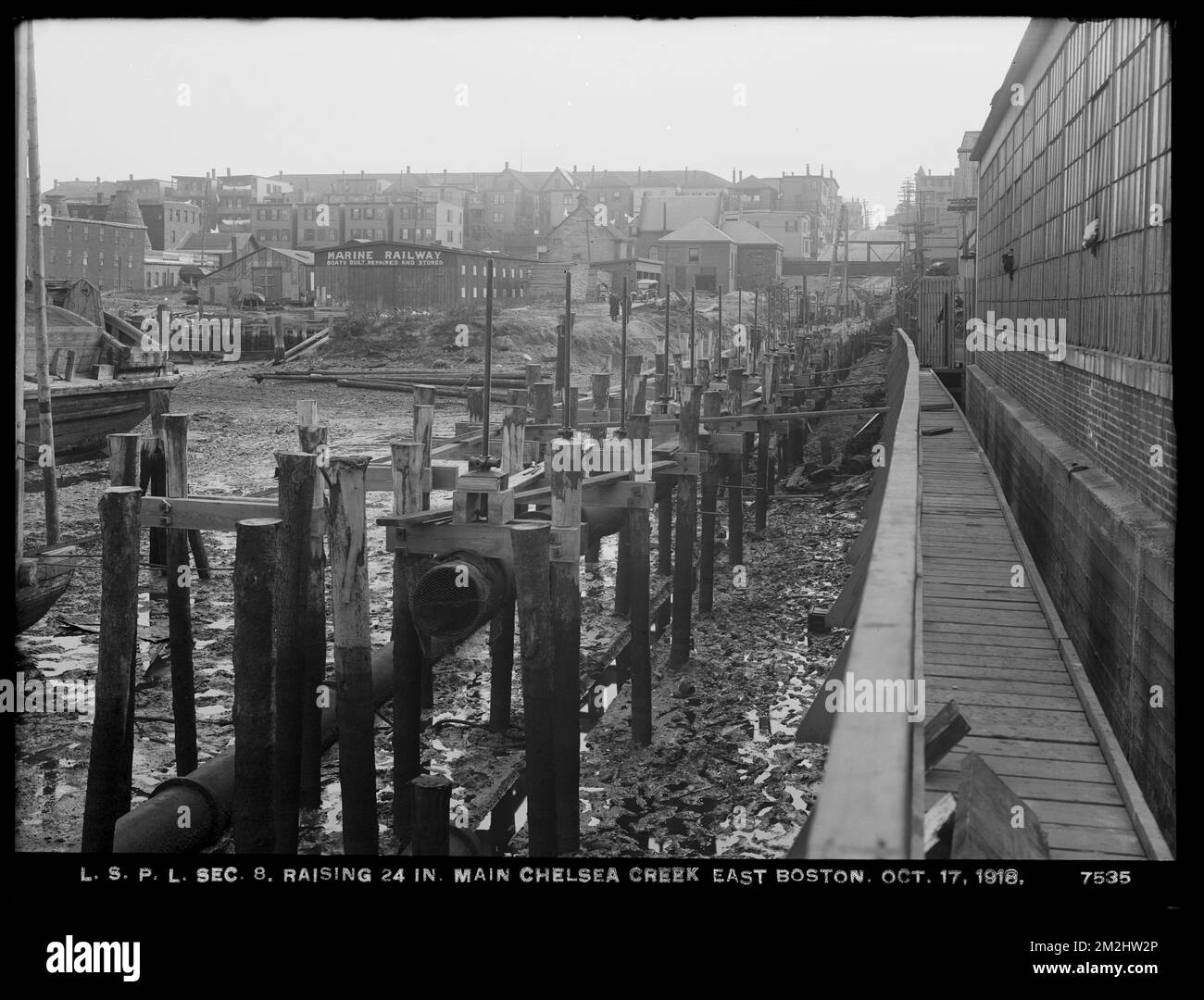 Verteilerabteilung, Low Service Pipe Lines, Section 8, 24-Zoll Main, Chelsea Creek, East Boston, Mass., 17. Oktober 1918 , Waterworks, Pipes Conduits, Baustellen Stockfoto