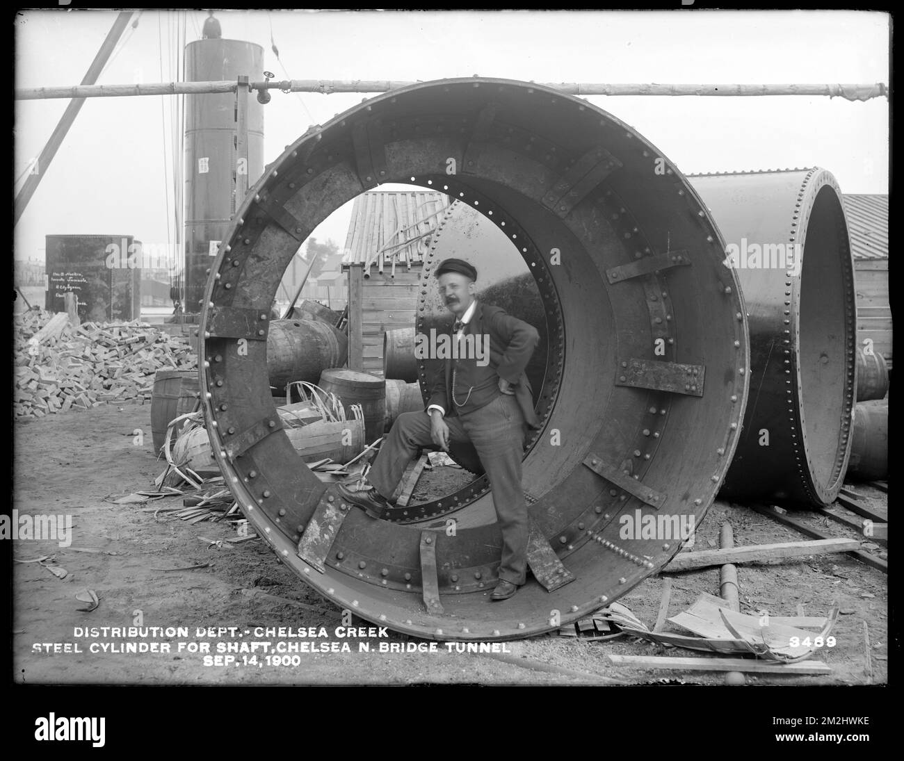 Verteilerabteilung, Rohrleitungen mit niedrigem Versorgungsgrad, Stahlzylinder für Tunnelschacht an der Chelsea North Bridge, Chelsea Creek; Charlestown; Chelsea, Massachusetts, 14. September 1900, Wasserwerke, Wassertunnel, Baustellen Stockfoto