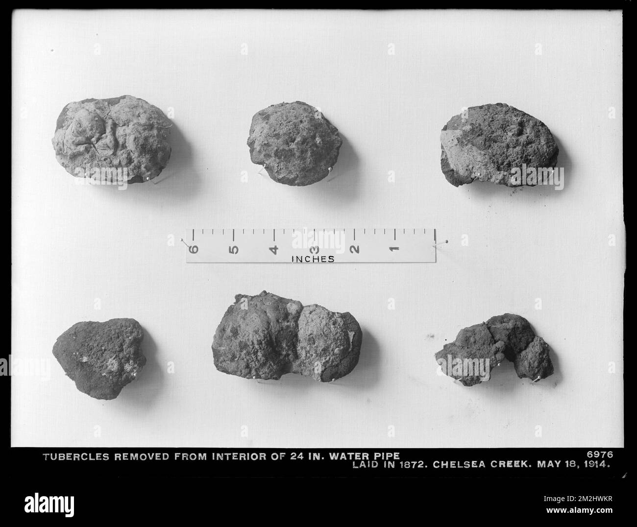 Vertriebsabteilung, Low-Service-Rohrleitungen, Entfernung von Tuberkeln aus dem Inneren der 24-Zoll-Wasserleitung 1872, Chelsea Creek; Chelsea; East Boston, Massachusetts, 18. Mai 1914, Wasserwerke, Rohrleitungen, Tuberkel Stockfoto