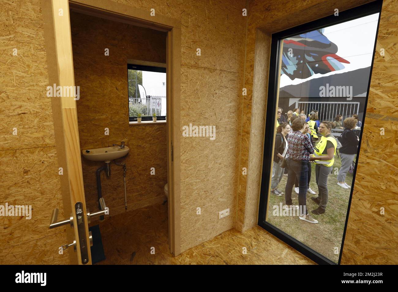 Das Schaubild zeigt die Präsentation eines Pilotversuchs mit zeitweiligen Wohnungen für Obdachlose am Donnerstag, den 23. August 2018 in Brüssel. BELGA FOTO NICOLAS MAETERLINCK Stockfoto