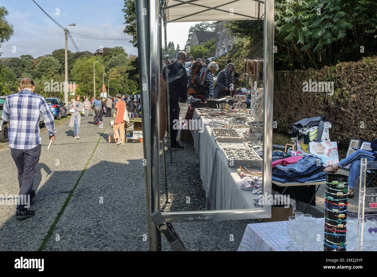 Brocante dans les rues d'un Village Flohmarkt in den Straßen eines Dorfes Credit: JMQuinet / Reporter 25/08/2018 Stockfoto