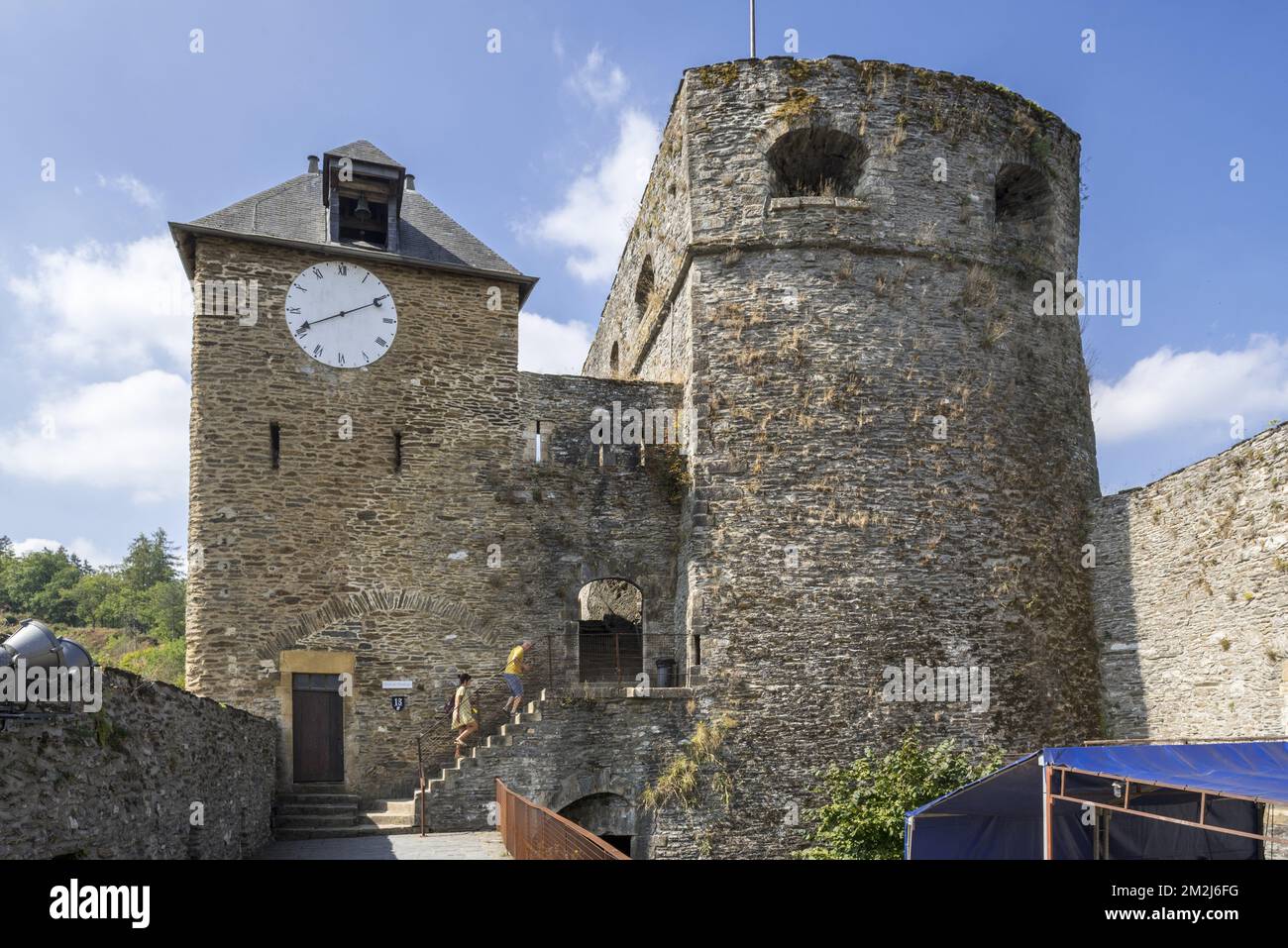 Touristen besuchen das mittelalterliche Schloss Château de Bouillon, Provinz Luxemburg, belgische Ardennen, Belgien | Château de Bouillon, Luxemburg, Ardennen, Belgique 24/08/2018 Stockfoto