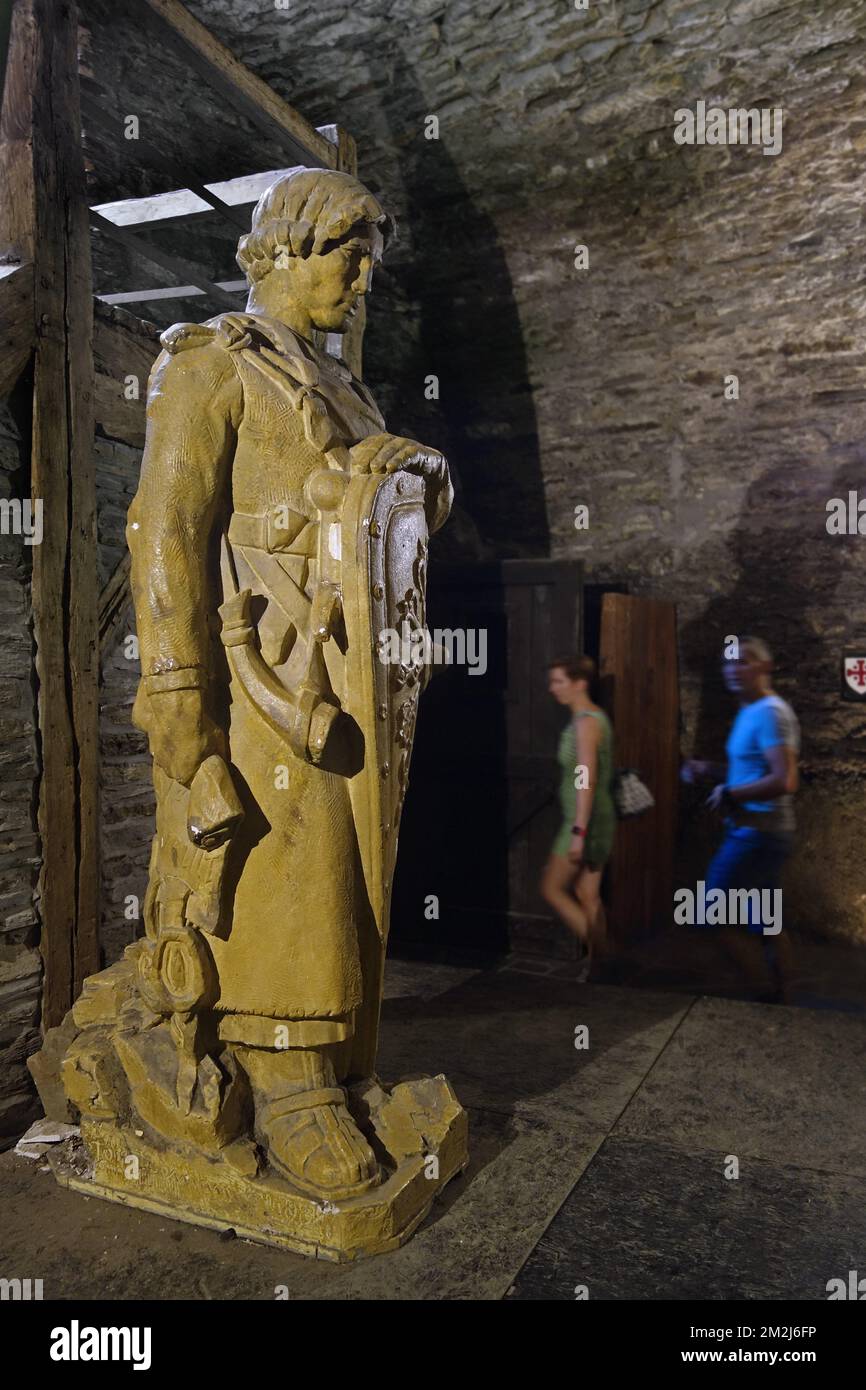 Statue von Godfrey von Bouillon auf der Burg Château de Bouillon, Provinz Luxemburg, belgische Ardennen, Belgien | Statue de Godefroy de Bouillon dans le Château de Bouillon, Luxemburg, Ardennen, Belgique 22/08/2018 Stockfoto