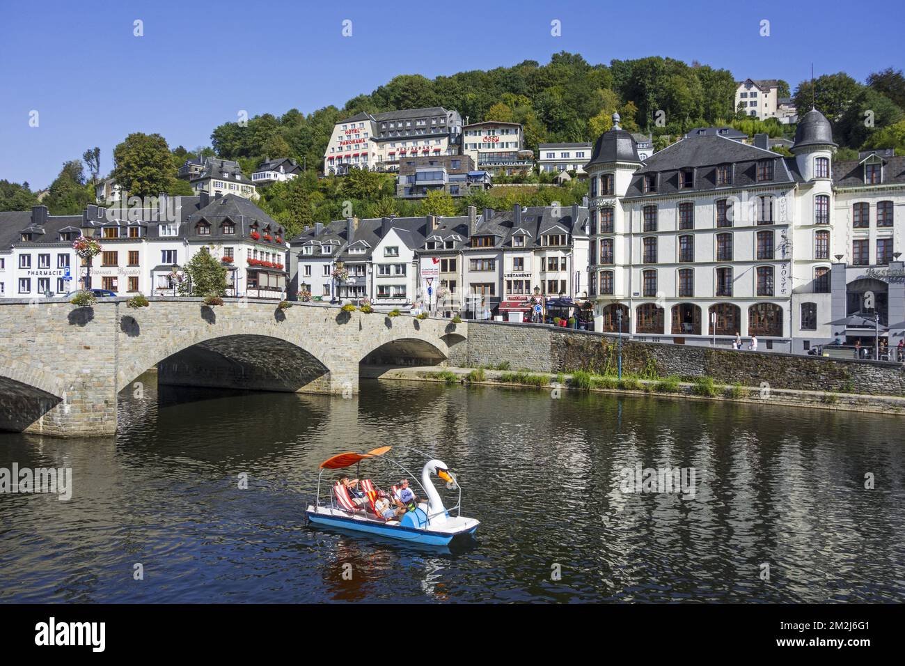 Paddelboot mit Touristen unter der Brücke Pont de Liège in der Stadt Bouillon im Sommer, Provinz Luxemburg, belgische Ardennen, Belgien | Pédalo sous le Pont de Liège sur le Semois à Bouillon, Luxemburg, Ardennen, Belgique 27/08/2018 Stockfoto