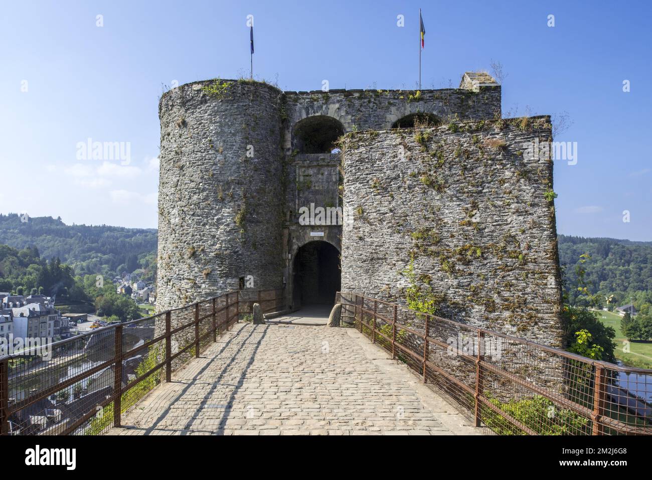 Eingangstor zum mittelalterlichen Schloss Château de Bouillon, Provinz Luxemburg, belgische Ardennen, Belgien | Château de Bouillon, Luxemburg, Ardennen, Belgique 24/08/2018 Stockfoto