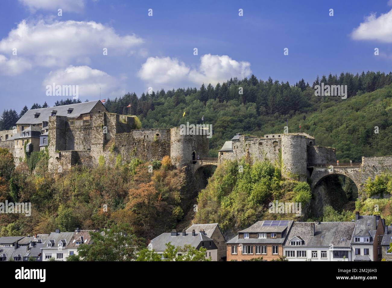 Das mittelalterliche Schloss Château de Bouillon in der Stadt Bouillon, Provinz Luxemburg, belgische Ardennen, Belgien | Château de Bouillon, Luxemburg, Ardennen, Belgique 27/08/2018 Stockfoto
