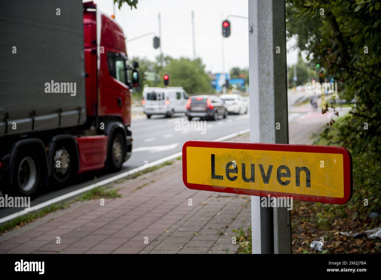 Abbildung zeigt den Namen der Gemeinde Leuven auf einem Verkehrsschild, Dienstag, 28. August 2018. BELGA FOTO JASPER JACOBS Stockfoto