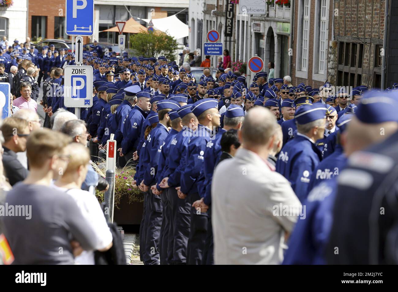 Das Bild zeigt Polizeibeamte in einer Ehrengarde, vor der Beerdigung von Amaury Delrez, in der Kirche in Theux, Donnerstag, den 30. August 2018. Delrez ist der Polizist, der erschossen wurde, nachdem er auf einen Anruf im Stadtzentrum von Spa reagiert hatte. Drei niederländische Männer wurden wegen der Schießerei verhaftet. BELGA FOTO NICOLAS MAETERLINCK Stockfoto