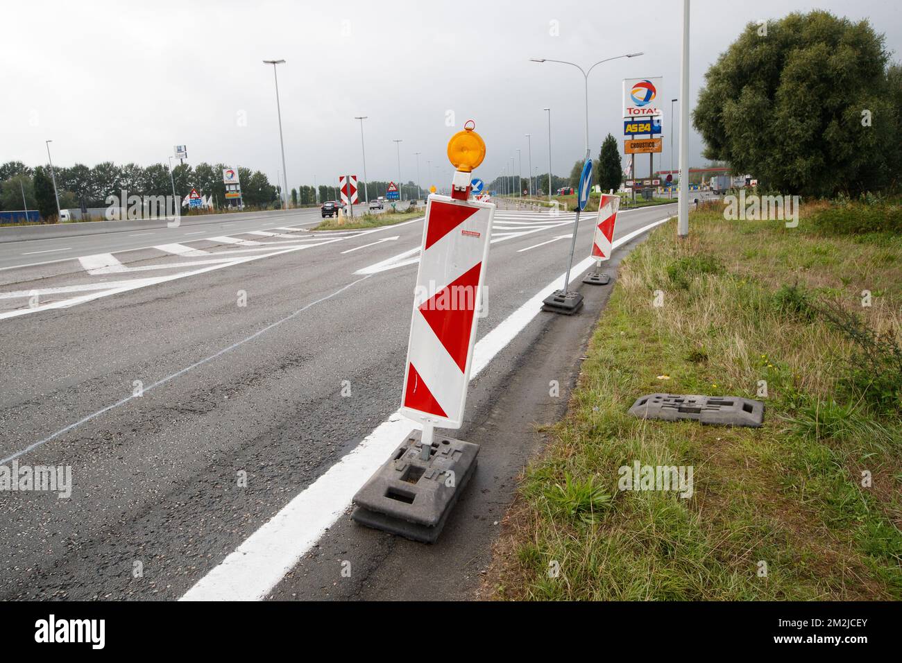 Abbildung zeigt den Parkplatz entlang der Autobahn E40 in Richtung Calais, Frankreich, in Jabbeke, Belgien, Dienstag, 04. September 2018. Der Jabbeke-Bürgermeister beschloss, den Parkplatz in der Nacht zu schließen, nachdem letzte Woche eine Schießerei zwischen Gruppen sogenannter „Transitmigranten“ auf dem Parkplatz stattgefunden hatte. Die Schließung wird für mindestens drei Monate aufrechterhalten. BELGA FOTO KURT DESPLENTER Stockfoto