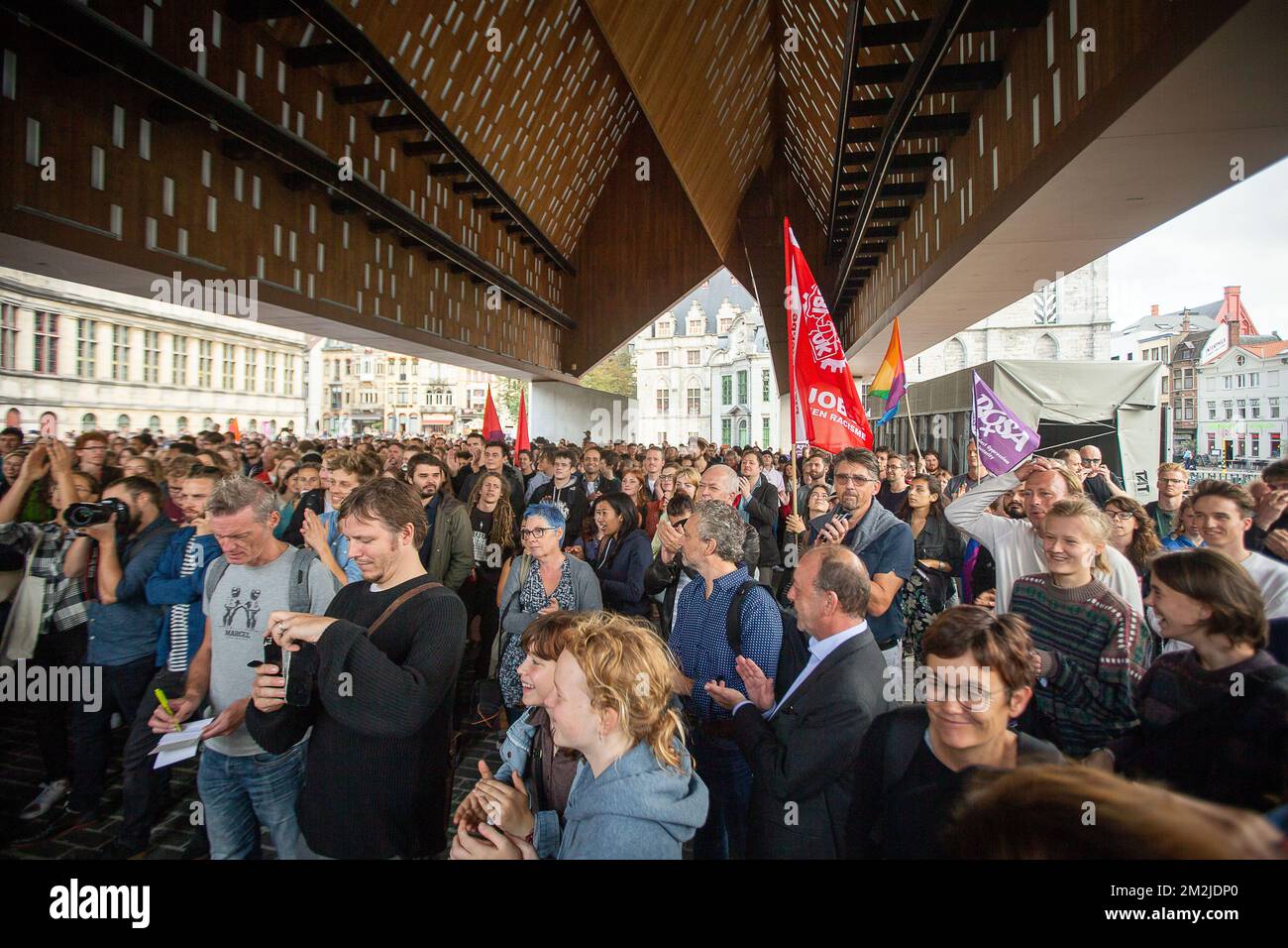 Illustration zeigt eine Protestaktion gegen Hass und Rassismus nach einer Fernsehdokumentation auf "Schild en Vrienden", einer rechtsextremen Jugendbewegung, in Gent, Donnerstag, den 06. September 2018. Schild en Vrienden wird als eine extremistische, sexistische, antisemitische und rassistische Organisation offenbart, die sich auf einen Bürgerkrieg vorbereitet. Van Langenhove, Leiter von Schild & Vrienden, ist ein Student-repräsentatives Mitglied im Vorstand der Universität UGent Gent. BELGA FOTO JAMES ARTHUR GEKIERE Stockfoto