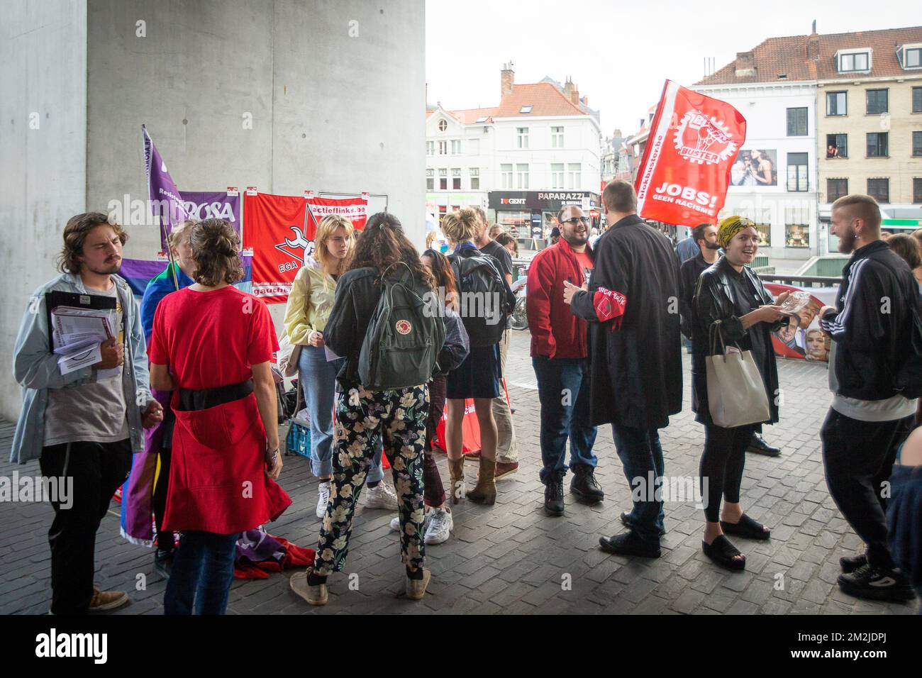 Illustration zeigt eine Protestaktion gegen Hass und Rassismus nach einer Fernsehdokumentation auf "Schild en Vrienden", einer rechtsextremen Jugendbewegung, in Gent, Donnerstag, den 06. September 2018. Schild en Vrienden wird als eine extremistische, sexistische, antisemitische und rassistische Organisation offenbart, die sich auf einen Bürgerkrieg vorbereitet. Van Langenhove, Leiter von Schild & Vrienden, ist ein Student-repräsentatives Mitglied im Vorstand der Universität UGent Gent. BELGA FOTO JAMES ARTHUR GEKIERE Stockfoto