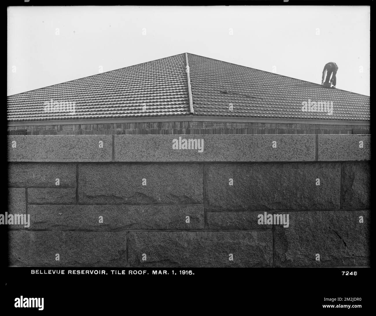 Vertriebsabteilung, Southern Extra High Service Bellevue Reservoir, Ziegeldach des Mauerwerks, Bellevue Hill, West Roxbury, Mass., März 1, 1916 , Wasserwerke, Wassertürme, Baustellen Stockfoto