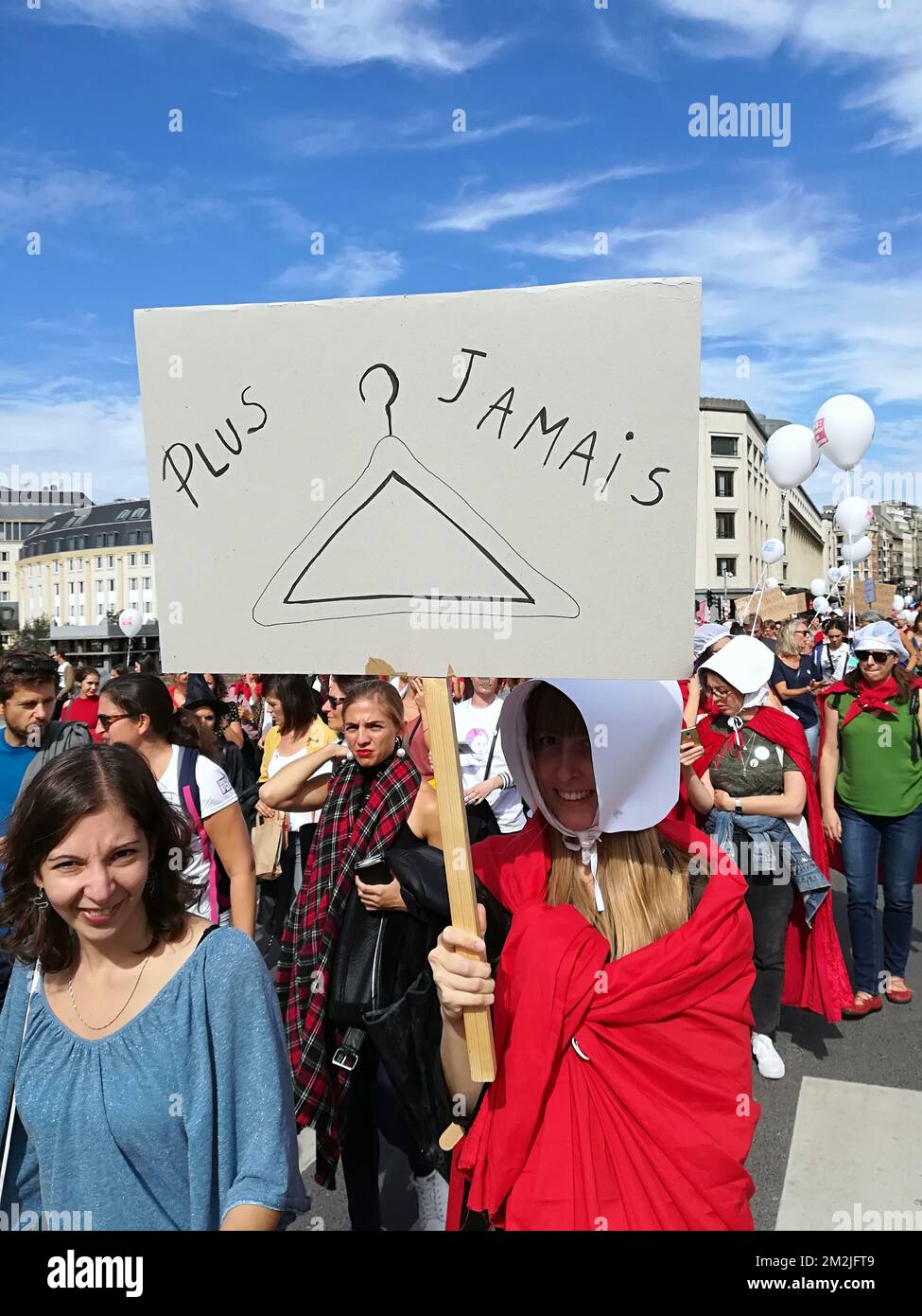 Eine Demonstrantin, verkleidet als "Handmaiden" aus der populären Fernsehserie "das Magazin der Magd", dargestellt während einer Protestabtreibung, organisiert vom "Collectif des 350", in Brüssel am Sonntag, den 09. September 2018. Die Teilnehmer fordern, dass die Abtreibung richtig abgesichert ist und zu einem Recht für Frauen wird. Sie behaupten, dass die bevorstehende Änderung des Abtreibungsgesetzes nicht weit genug geht. BELGA FOTO ANTONY GEVAERT Stockfoto