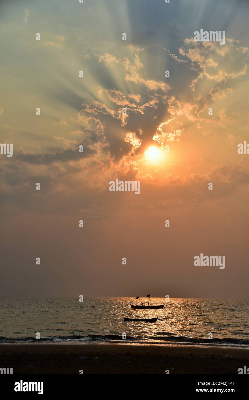 Sonnenuntergang, Sonnenlicht, Sonnenschein, Sonnenschein, Surwada Beach, Valsad, Gujarat, Indien, Asien Stockfoto