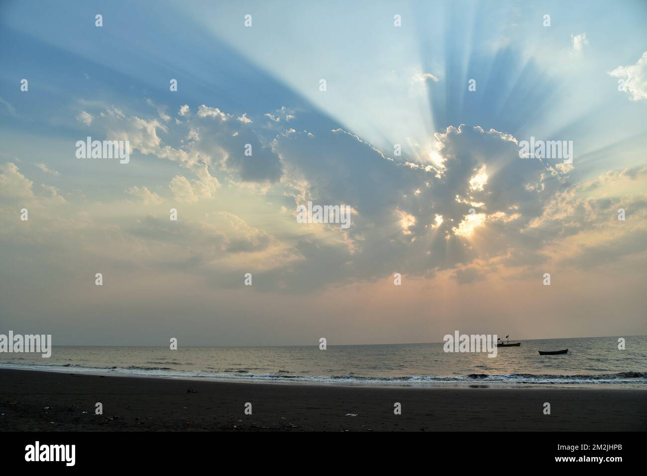 Sonnenuntergang, Sonnenlicht, Sonnenschein, Sonnenschein, Surwada Beach, Valsad, Gujarat, Indien, Asien Stockfoto