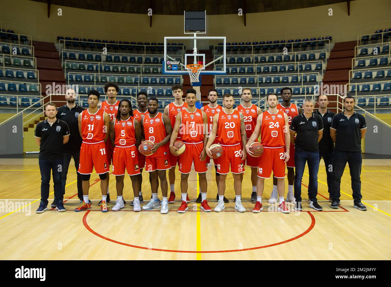 Antwerpens Assistent Thomas Crab, Antwerpens Assistenztrainer Christophe Beghin, Antwerpens Victor Sanders, Antwerpens Ismael Bako, Antwerpens Paris Lee, Antwerpens Jae'Sean Tate, Antwerpen Dennis Donkor, Antwerpen Hans Vanwijn, Antwerpen Ordane Kanda Kanyinda, Antwerpen Yoeri Schoepen, Antwerpen Thomas Akyazili, Antwerpen Dave Dudzinski, Antwerpen Tyler Kalinoski, Antwerpens Kingsley Moses, Antwerpens Teammanager Leo Derycke, Und Antwerpens Cheftrainer Roel Moors posiert für ein Teamfoto während eines Fotoshooting des belgischen Basketballteams Telenet Giants Antwerpen, vor der EuroMillions League 2018-2019, Stockfoto