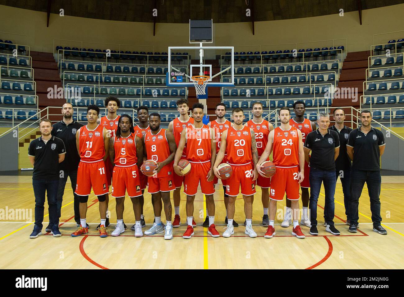 Antwerpens Assistent Thomas Crab, Antwerpens Assistenztrainer Christophe Beghin, Antwerpens Victor Sanders, Antwerpens Ismael Bako, Antwerpens Paris Lee, Antwerpens Jae'Sean Tate, Antwerpen Dennis Donkor, Antwerpen Hans Vanwijn, Antwerpen Ordane Kanda Kanyinda, Antwerpen Yoeri Schoepen, Antwerpen Thomas Akyazili, Antwerpen Dave Dudzinski, Antwerpen Tyler Kalinoski, Antwerpens Kingsley Moses, Antwerpens Teammanager Leo Derycke, Und Antwerpens Cheftrainer Roel Moors posiert für ein Teamfoto während eines Fotoshooting des belgischen Basketballteams Telenet Giants Antwerpen, vor der EuroMillions League 2018-2019, Stockfoto