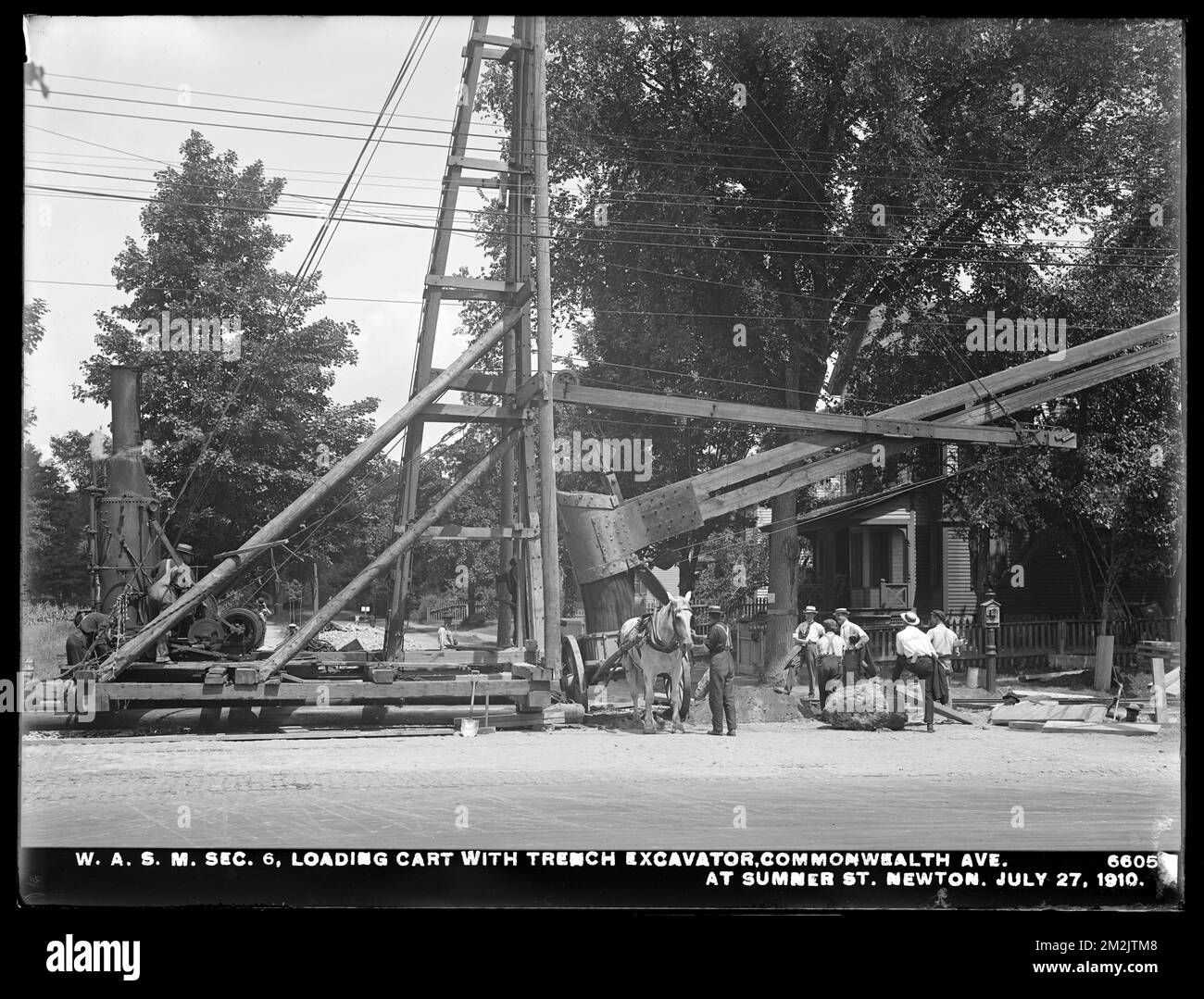 Distributionsabteilung, Weston Aqueduct Supply Mains, Abschnitt 6, Ladewagen mit Grabenbagger, Commonwealth Avenue in Sumner Street, Newton, Massachusetts, 27. Juli 1910 Wasserwerke, Rohrleitungen, Baustellen Stockfoto