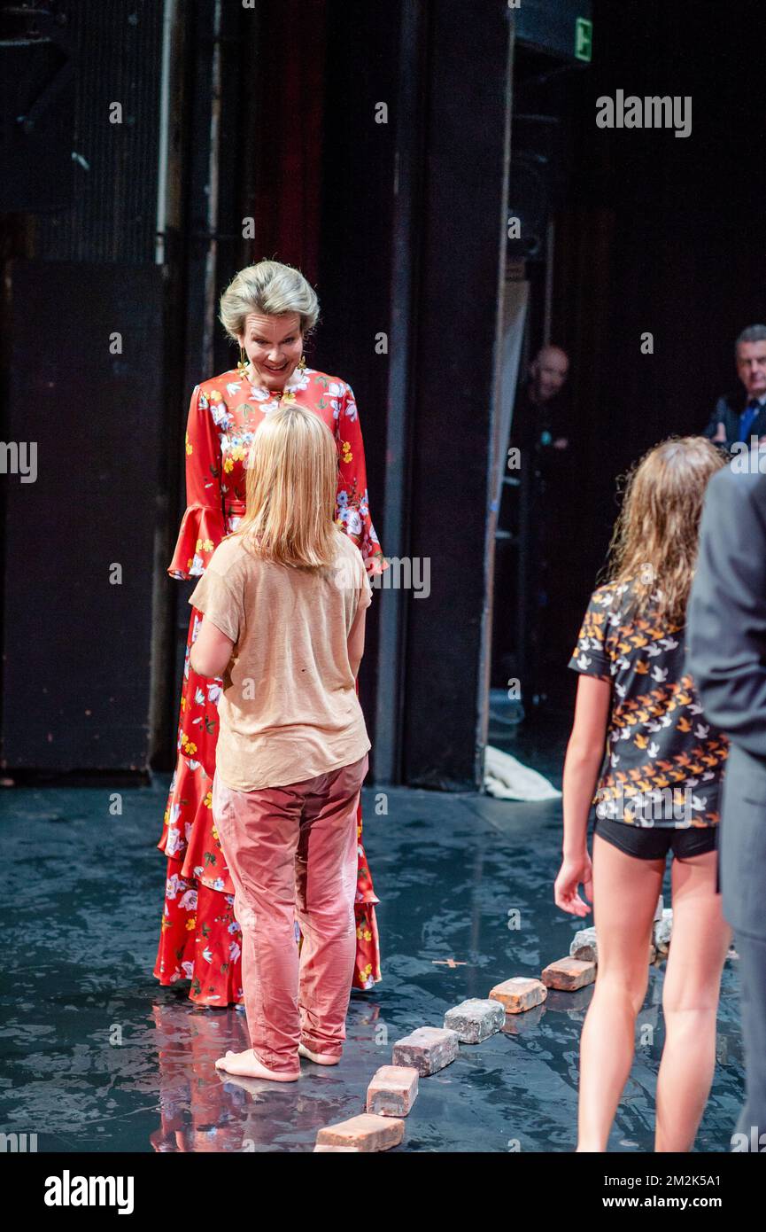 Königin Mathilde von Belgien begrüßt die Spieler einer Tanzaufführung während eines Galaabends der King Baudouin Foundation am Dienstag, den 02. Oktober 2018 in Antwerpen. BELGA FOTO JONAS ROOSENS Stockfoto