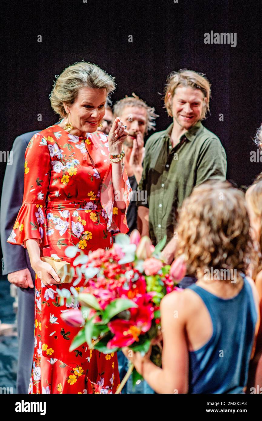 Königin Mathilde von Belgien begrüßt die Spieler einer Tanzaufführung während eines Galaabends der King Baudouin Foundation am Dienstag, den 02. Oktober 2018 in Antwerpen. BELGA FOTO JONAS ROOSENS Stockfoto