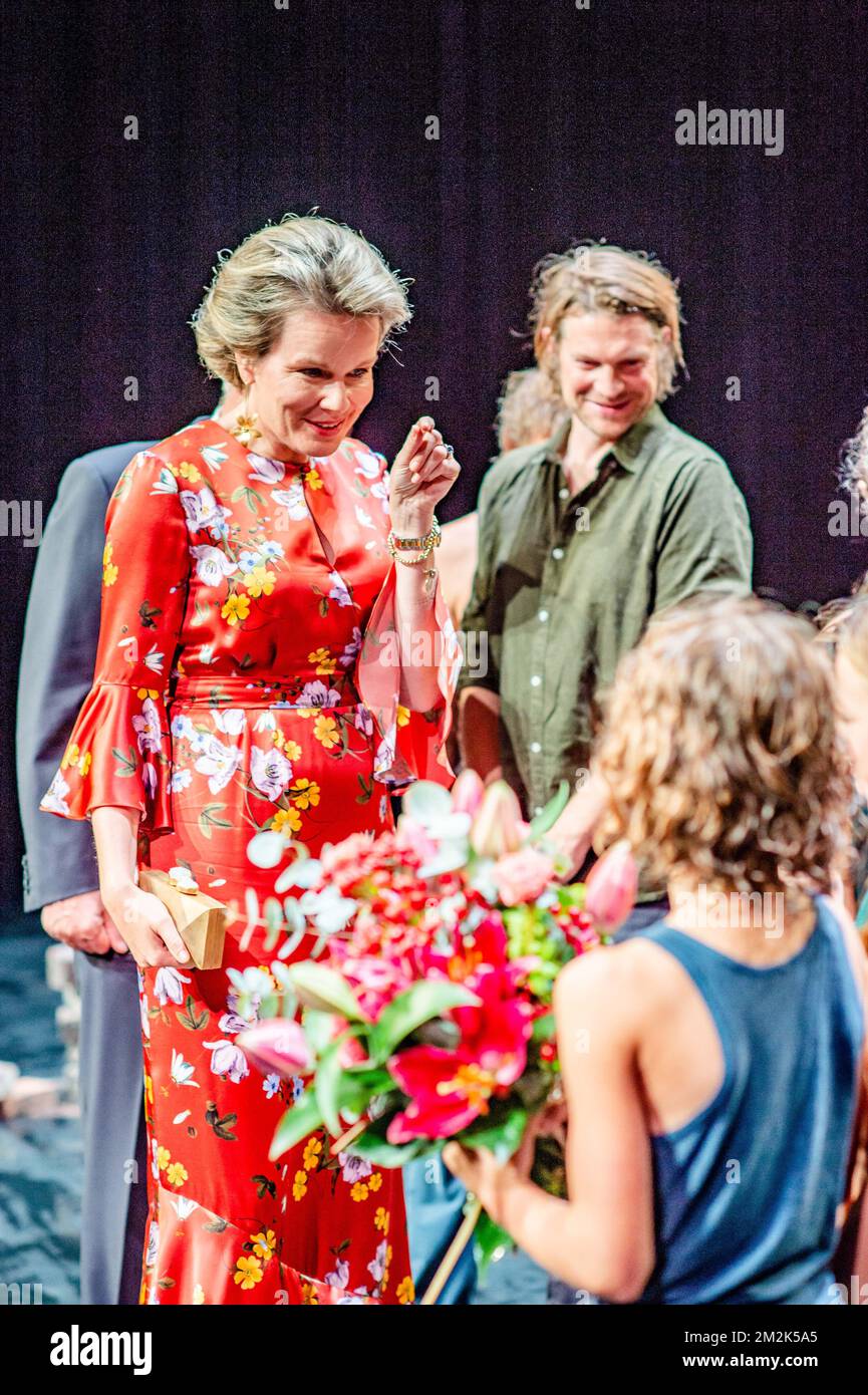 Königin Mathilde von Belgien begrüßt die Spieler einer Tanzaufführung während eines Galaabends der King Baudouin Foundation am Dienstag, den 02. Oktober 2018 in Antwerpen. BELGA FOTO JONAS ROOSENS Stockfoto