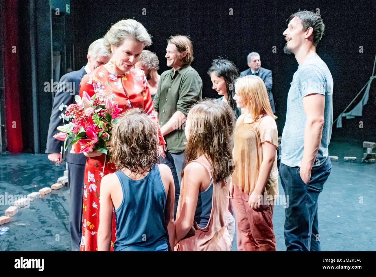 Königin Mathilde von Belgien begrüßt die Spieler einer Tanzaufführung während eines Galaabends der King Baudouin Foundation am Dienstag, den 02. Oktober 2018 in Antwerpen. BELGA FOTO JONAS ROOSENS Stockfoto
