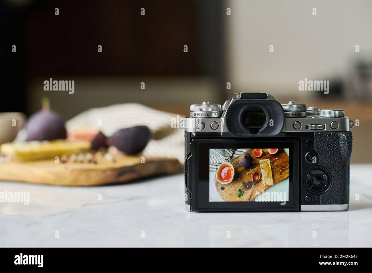 Nahaufnahme einer professionellen Digitalkamera mit Foto von Lebensmitteln auf dem Bildschirm Stockfoto