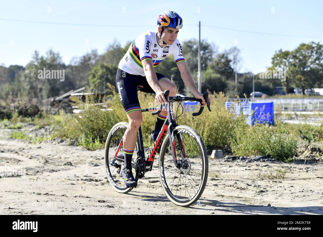 Der belgische Wout Van Aert fährt nach einer Pressekonferenz des Cyclocross-Weltmeisters auf seinem Fahrrad, um sein neues Cyclocross-Team am Freitag, den 05. Oktober 2018 in Sint-Katelijne-Waver vorzustellen. Wout van Aert trat Anfang dieser Woche aus seinem Team Verandas Willems-Crelan zurück. Sein neues Team heißt Cibel-Cebon Offroad. BELGA FOTO DIRK WAEM Stockfoto