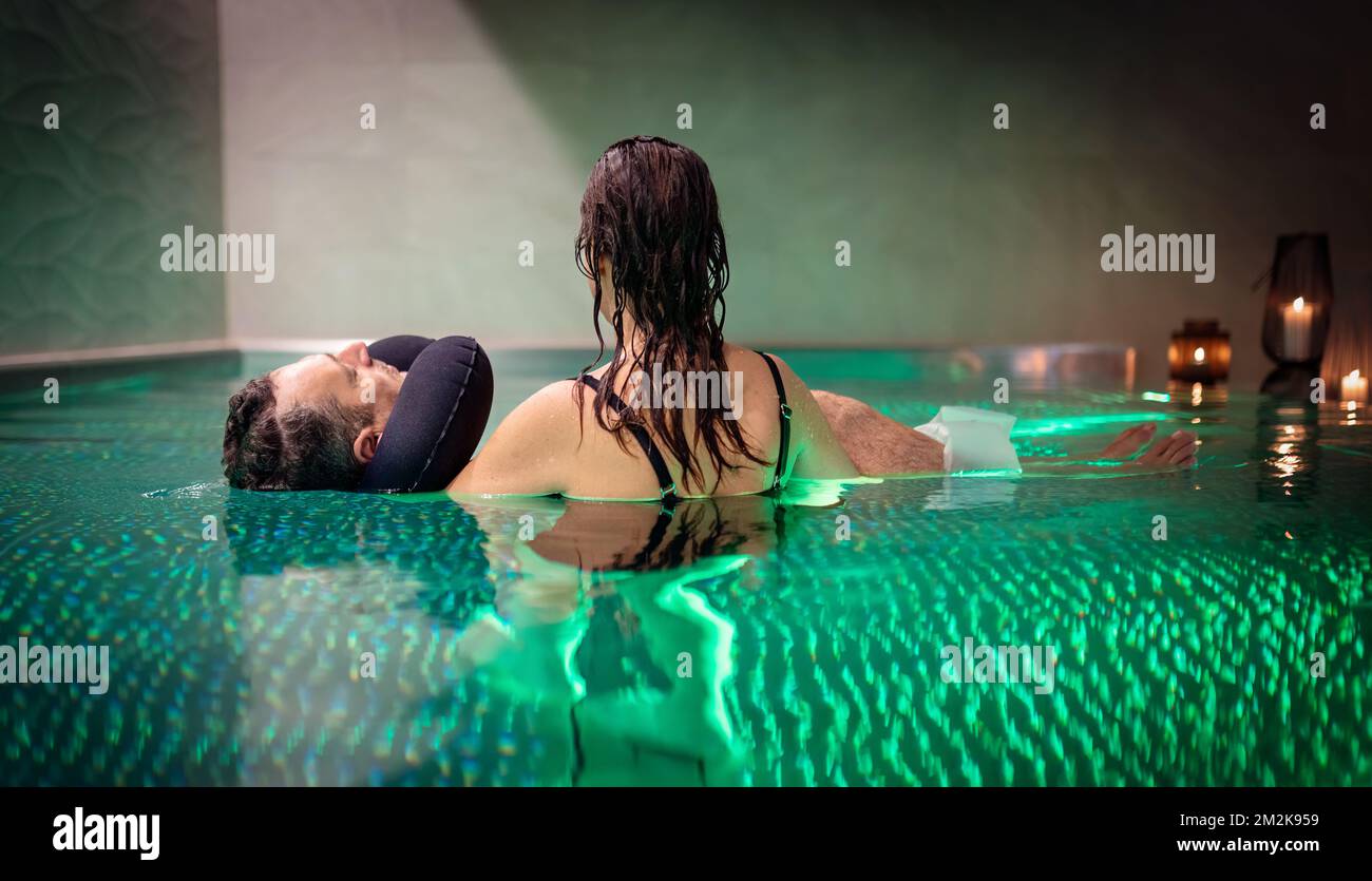 Therapeutisches Training im Pool. Eine Frau, die eine Wassertherapie im Pool bekommt. Wasserentspannung und Tiefenmeditation. Stockfoto