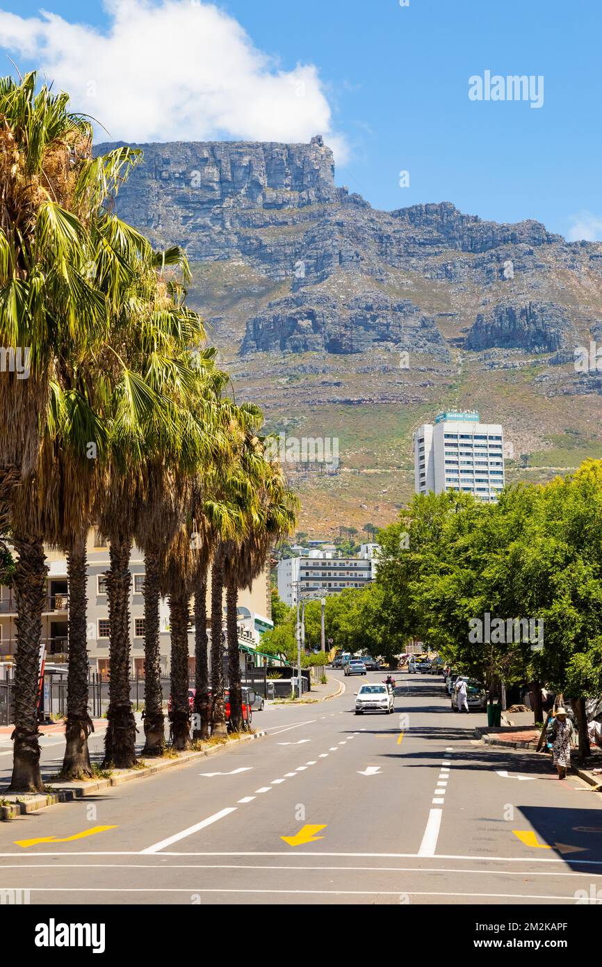 Kapstadt, Südafrika - 7. Dezember 2022: Straßenblick auf Stadtgebäude mit Tafelberg im Hintergrund Stockfoto