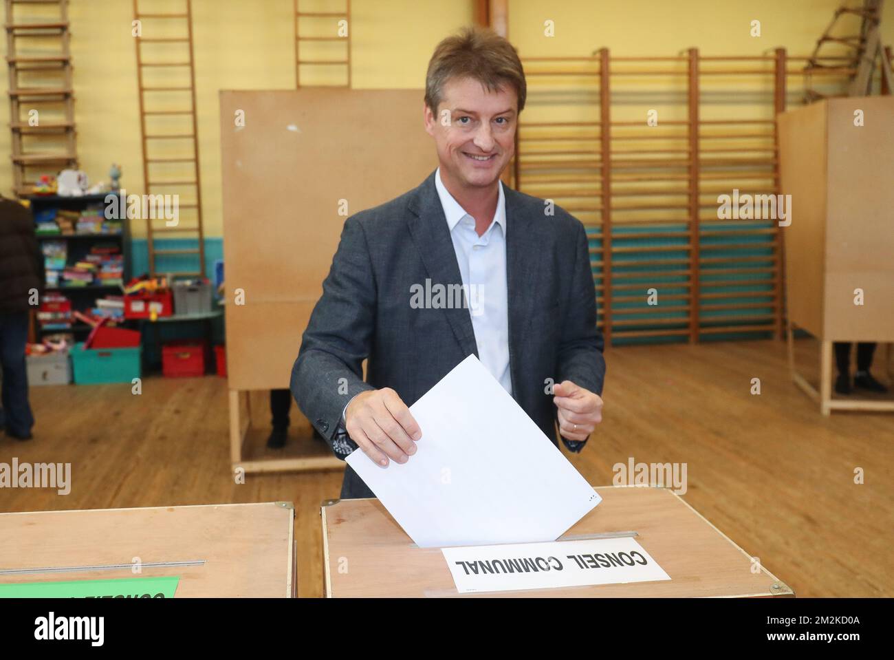 Olivier Chastel gibt seine Stimme am Sonntag, den 14. Oktober 2018, in einem Wahllokal in Mont-sur-Marchienne, Charleroi ab. Belgien wählt bei Kommunal-, Bezirks- und Provinzwahlen. BELGA PHOTO VIRGINIE LEFOUR Stockfoto