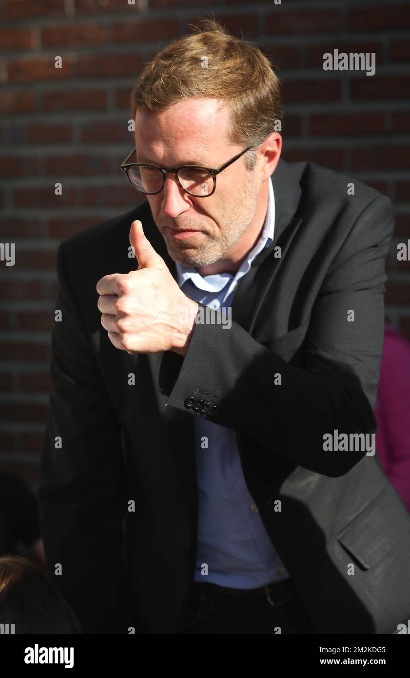 Paul Magnette gibt seine Stimme am Sonntag, den 14. Oktober 2018, in einem Wahllokal in Mont-sur-Marchienne, Charleroi ab. Belgien wählt bei Kommunal-, Bezirks- und Provinzwahlen. BELGA PHOTO VIRGINIE LEFOUR Stockfoto