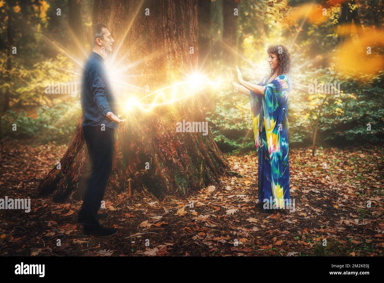 Mann und Frau heilen sich gegenseitig mit heilender Energie. Die pranische Heilung. Stockfoto