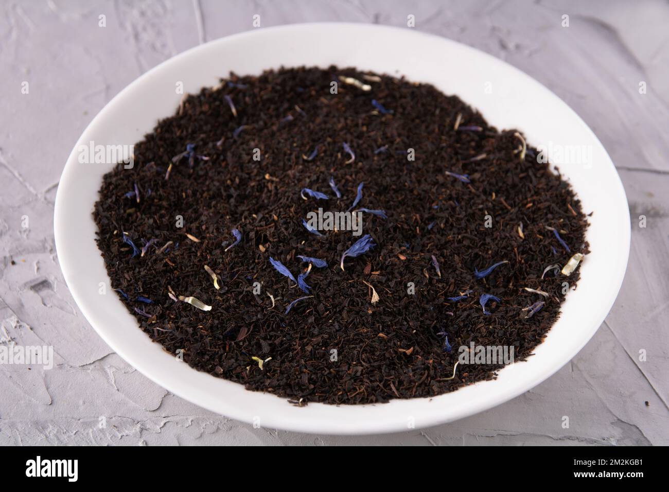 Foto von schwarzem Earl Grey Tee auf weißem Teller Stockfoto
