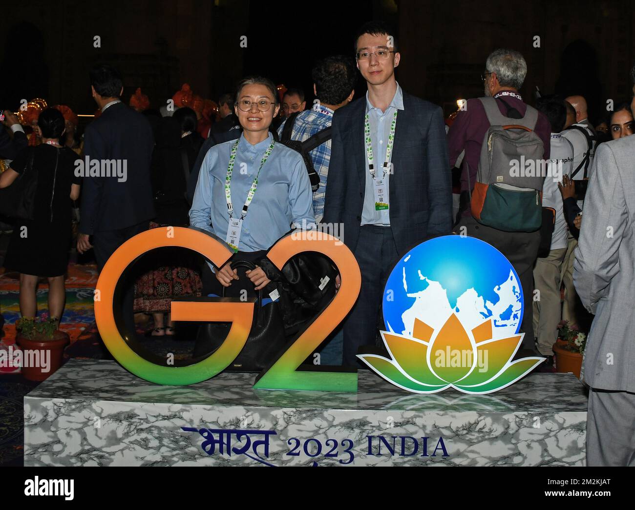 Mumbai, Indien. 13.. Dezember 2022. Ausländische Delegierte posieren anlässlich des G20-Gipfels in Mumbai für ein Foto hinter der G20-Installation am Gateway of India. Die Wahrzeichen in Mumbai werden für die 1.. Sitzung der Development Working Group im Jahr G20 in Mumbai in verschiedenen Farben beleuchtet. Die Wahrzeichen in Mumbai werden für die 1.. Sitzung der Entwicklungsarbeitsgruppe G20 in Mumbai in verschiedenen Farben beleuchtet. Kredit: SOPA Images Limited/Alamy Live News Stockfoto