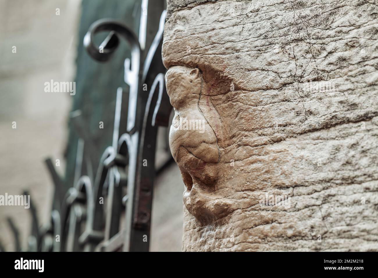 Dijon, Frankreich-Oktober 2022: Magische Eule in Relief an der Nordwand von Eglise Notre-Dame de Dijon geschnitzt Stockfoto