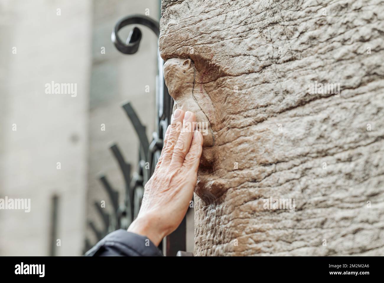 Dijon, Frankreich-Oktober 2022: Magische Eule in Relief an der Nordwand von Eglise Notre-Dame de Dijon geschnitzt Stockfoto