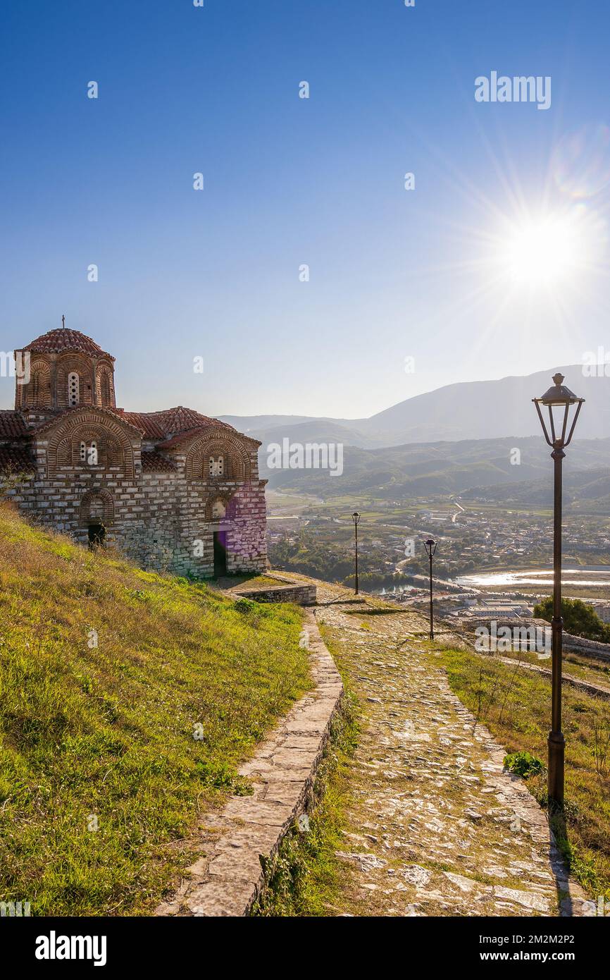 Albanien - Berat - Antike steinorthodoxe St. Trinity Kirche auf dem Hügel der alten Burg Berat mit Tal dahinter Stockfoto