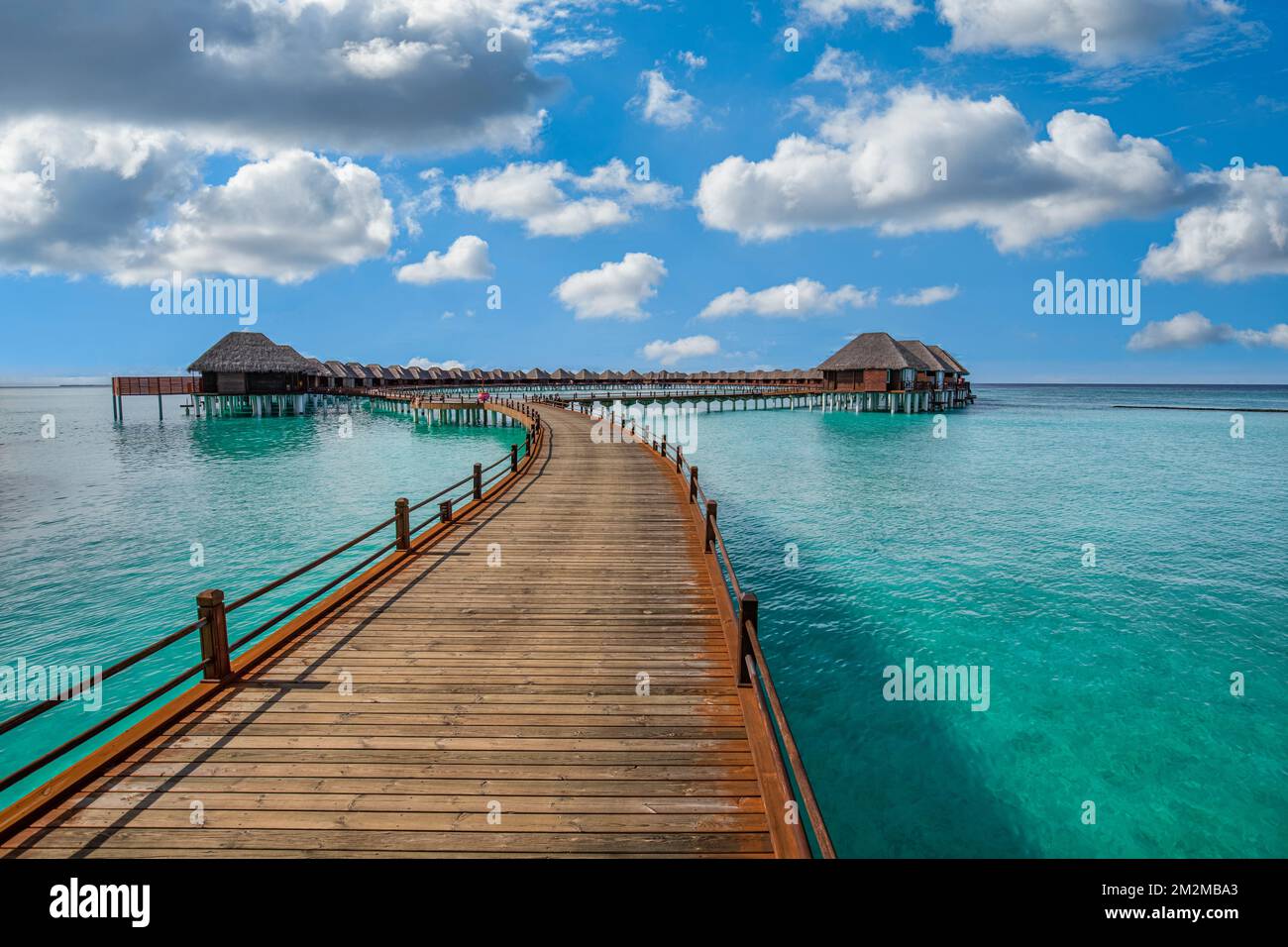 Unglaublich ruhige Reise auf den Malediven, Luxus über Wasser Villen Pier Resort. Wunderschöner sonniger Himmel, Meeresbucht, Lagunenstrand Hintergrund. Sommerurlaub Stockfoto