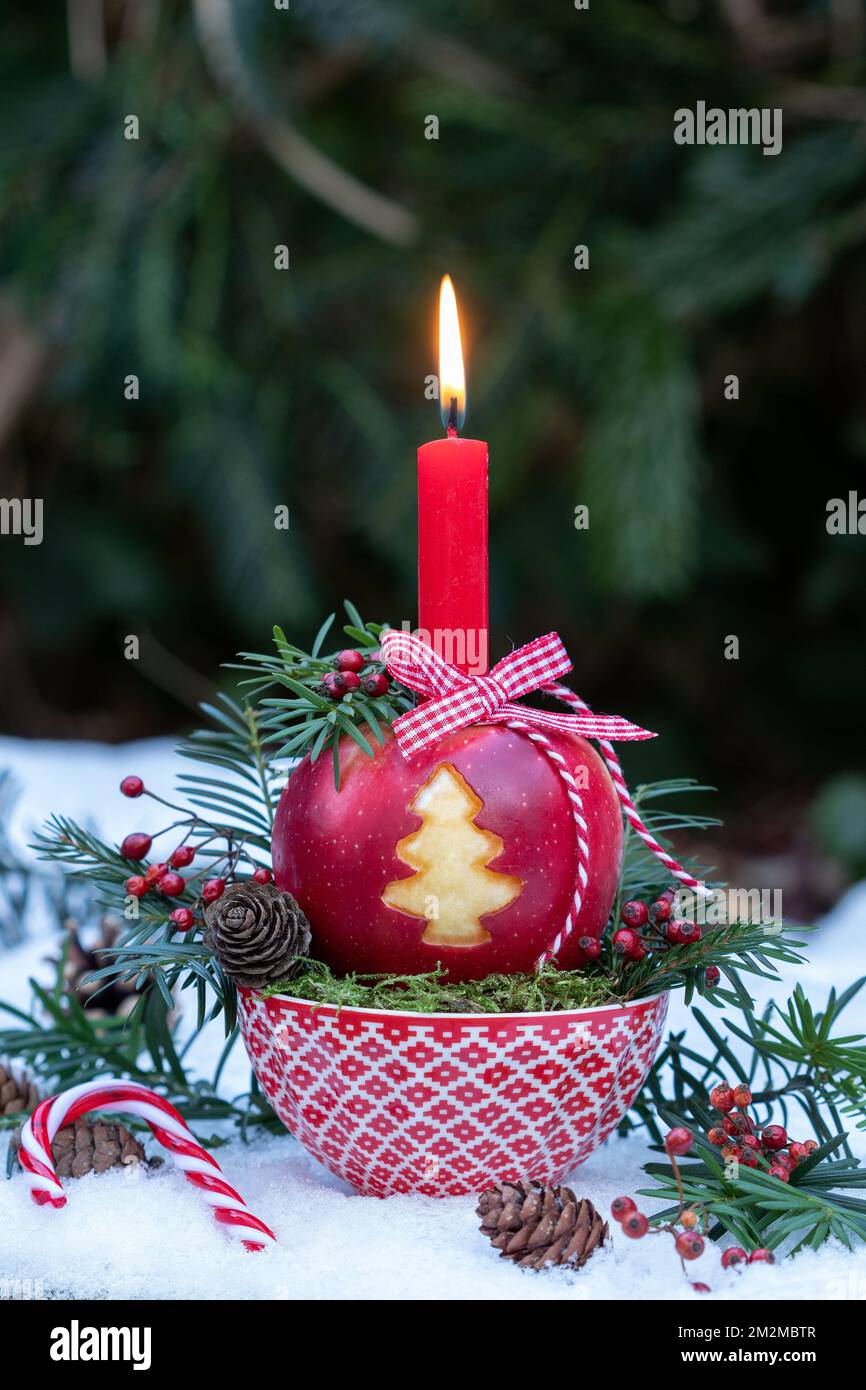 apfel mit weihnachtsbaumschmuck als weihnachtsschmuck Stockfoto
