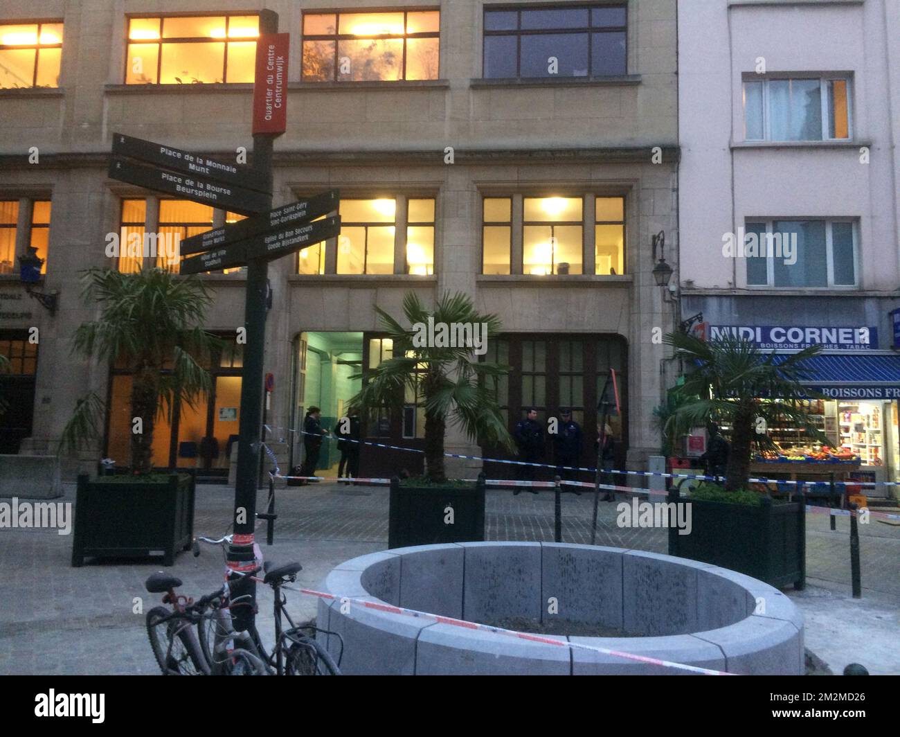 Polizeiband auf dem Polizeirevier am Kolenmarkt - Rue du Charbon, in der Nähe des Grand Place - Grote Markt in Brüssel, nachdem ein Mann die Polizeibeamten mit einem Messer angegriffen hatte, Anfang Dienstag, den 20. November 2018. BELGA FOTO CHARLOTTE VAN OUDENHOVE Stockfoto