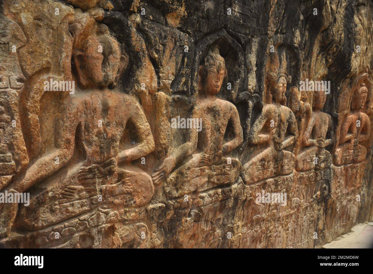 Gyalwa Ringna 5 Dhyani Buddha Felsstatue, die sich in Padum, Zanskar, Kargil, Ladakh, Indien befindet Stockfoto