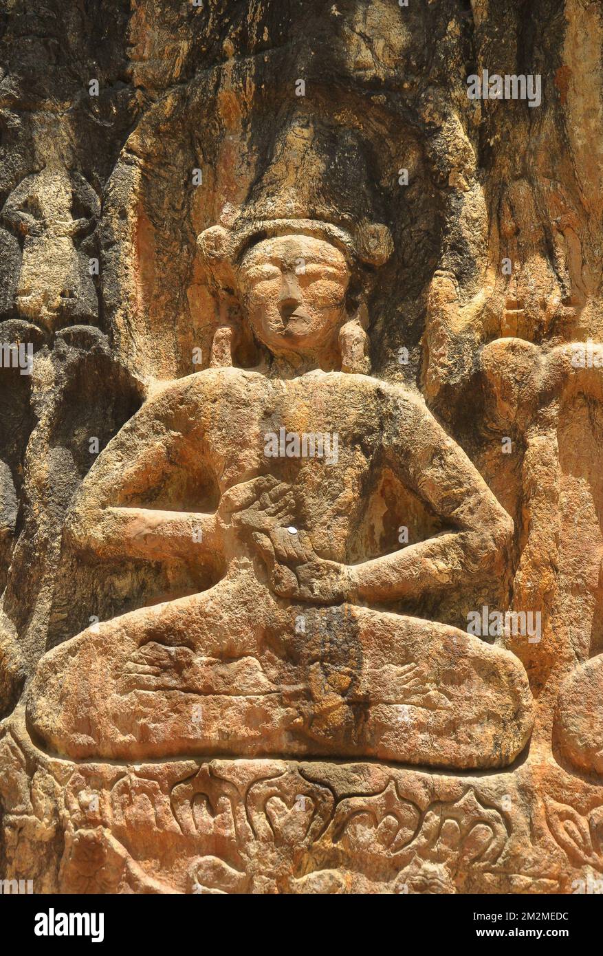 Foto einer Buddha-Felsstatue in Gyalwa Ringna, die sich in Padum, Zanskar, Kargil, Ladakh, Indien befindet Stockfoto